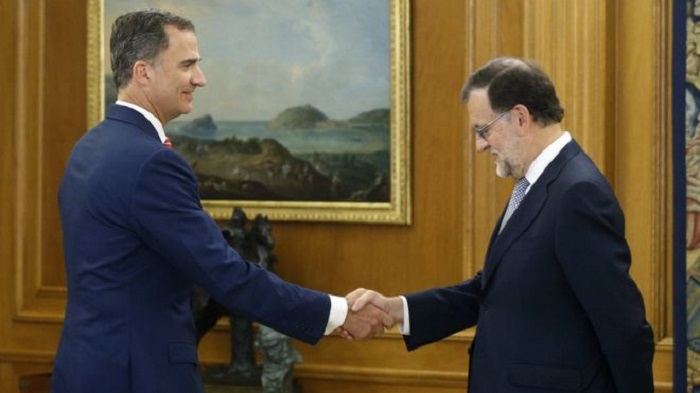 Spain election: Rajoy asked to form government by King Felipe